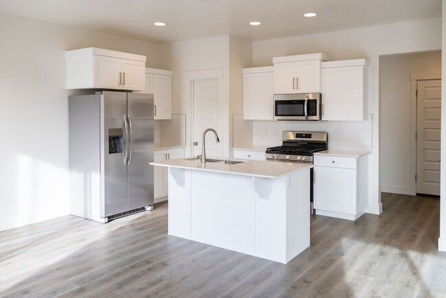 Building Photo - Spacious 4-Bed Home in Sage Canyon - Small Pet Friendly