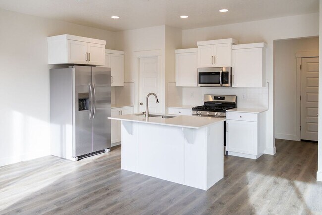 Building Photo - Spacious 4-Bed Home in Sage Canyon