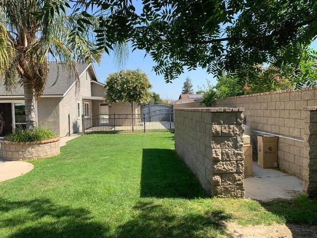 Building Photo - Beautiful 3 Bed West Bakersfield Home W/Po...