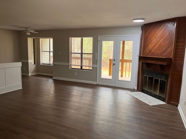 Building Photo - Relax and Enjoy Lake Royale!