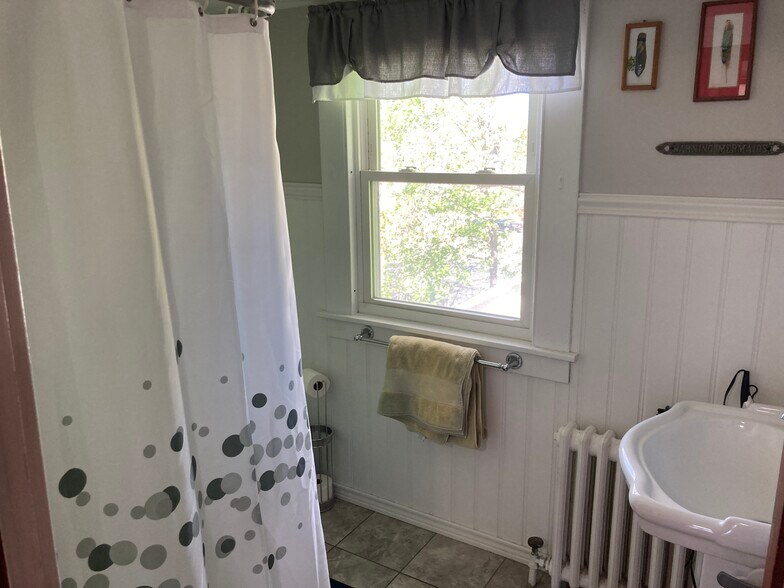 2nd floor bathroom,tub - 2 Wilford Rd