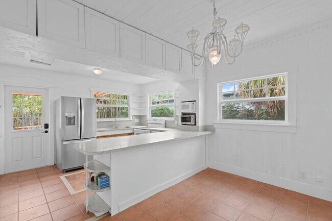 Building Photo - 221 N Ocean Breeze