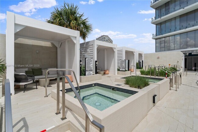 Building Photo - 300 Biscayne Blvd Way
