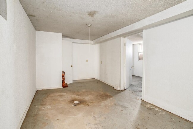 Building Photo - 806 Monroe Ave