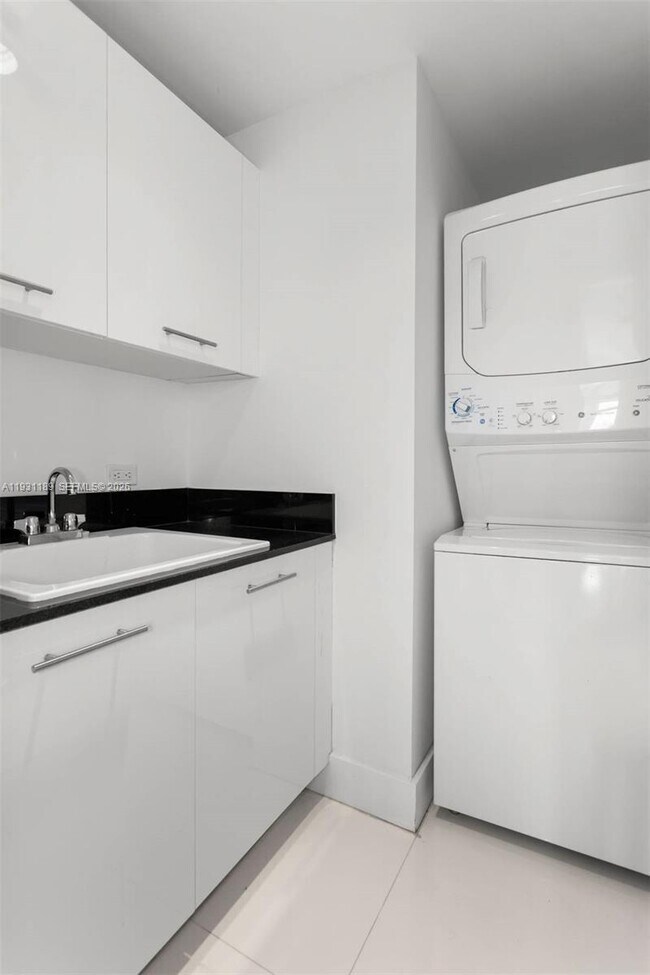 Building Photo - 3951 S Ocean Dr