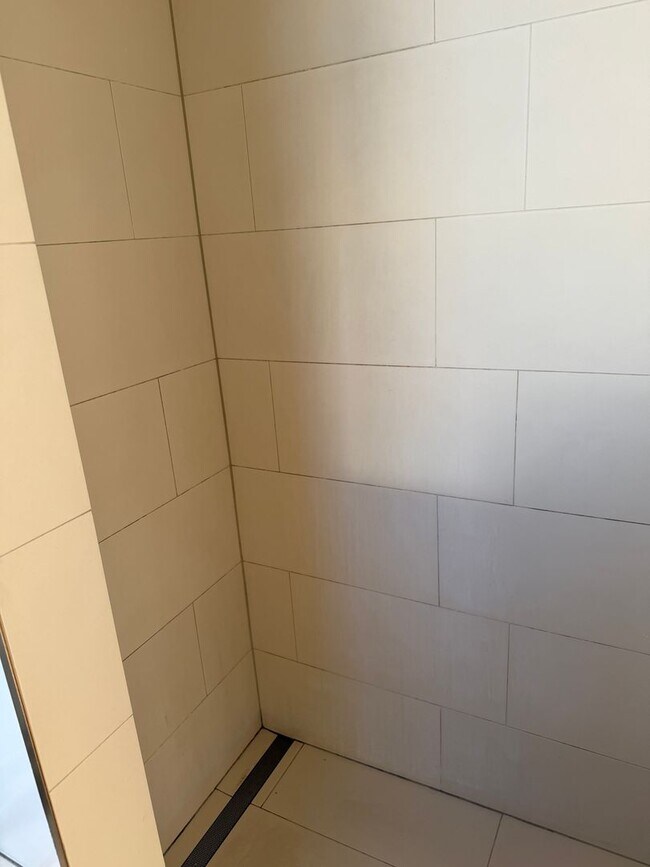 Building Photo - Bright Live-Work Studio & Tall Ceilings on Adeline in Oakland