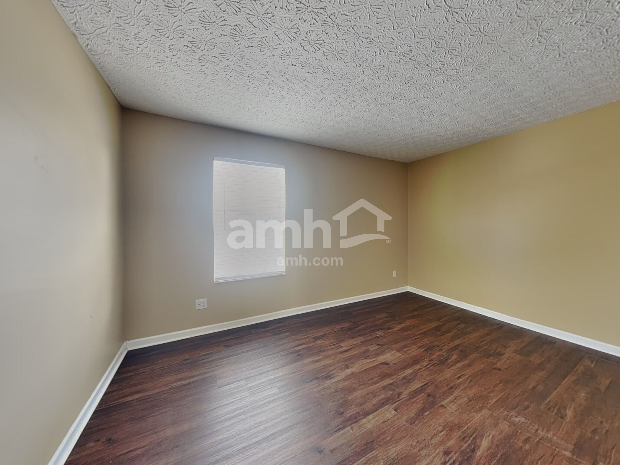 Building Photo - 372 Thompson St