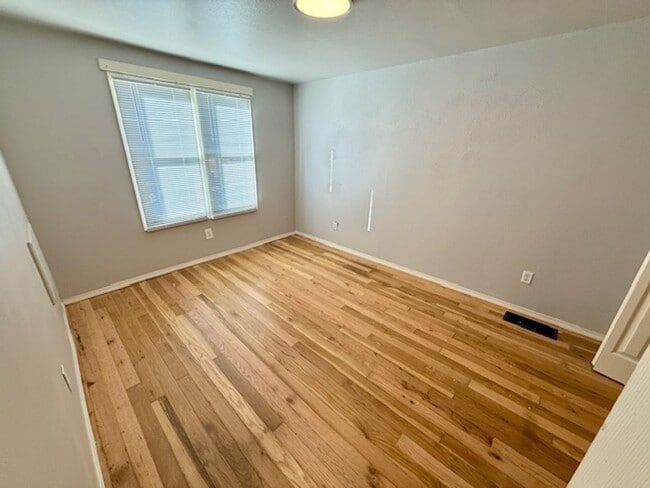 Building Photo - Remodeled 2-Bedroom