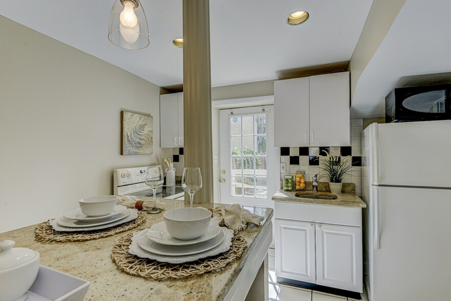 Building Photo - 1736 Light St