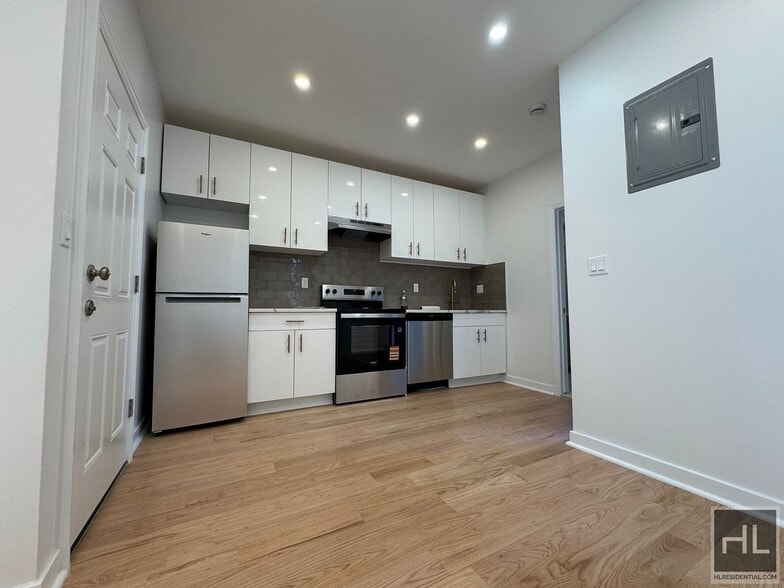 Building Photo - 31 AVENUE