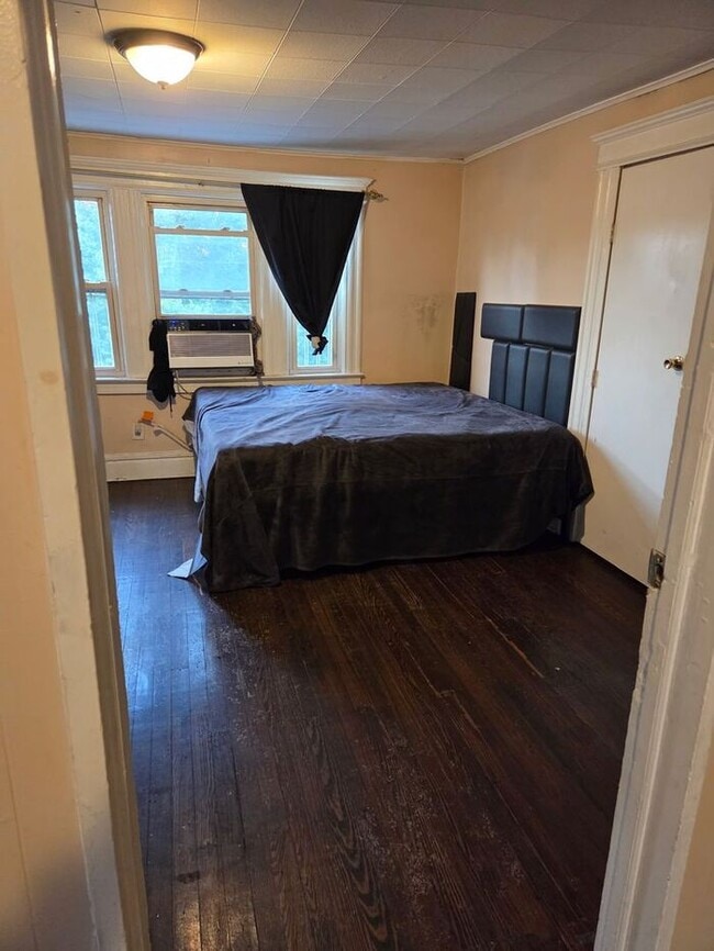 Building Photo - 3rd FL apt with private entrance, off St. parking available, heat included