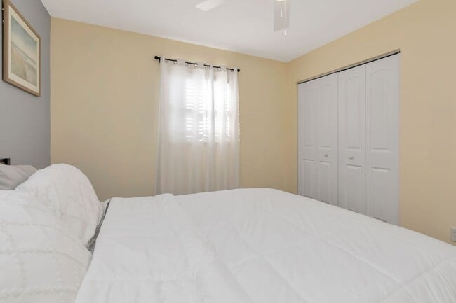 Building Photo - 3 BEDROOM 2 BATHROOM POOL HOME LOCATED IN ST. PETERSBURG