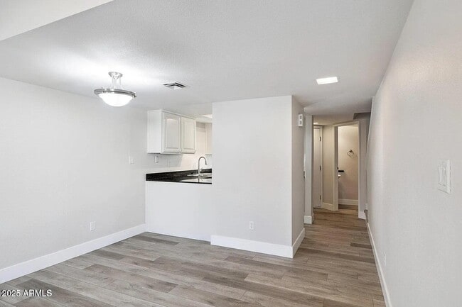 Building Photo - 935 N Granite Reef Rd