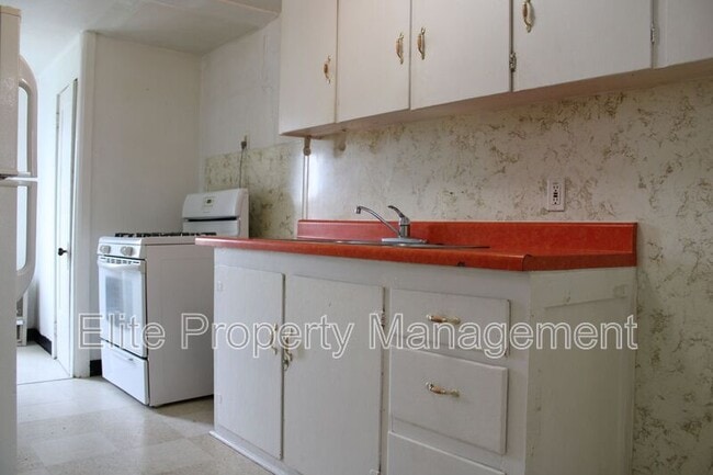 Building Photo - 2727 Santa Fe Dr