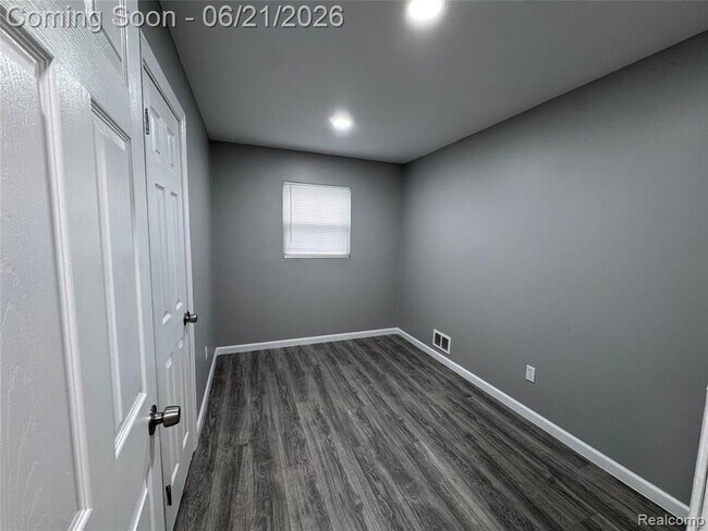Building Photo - 1412 E Goulson Ave