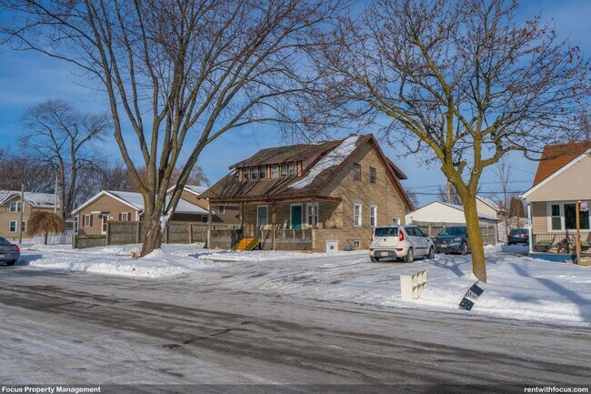 Building Photo - 854 2nd St