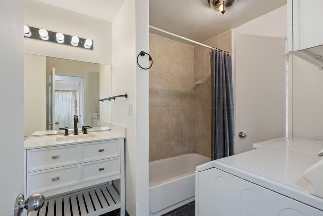 Building Photo - Pet Friendly - 2 bed /1 bath covered parki...