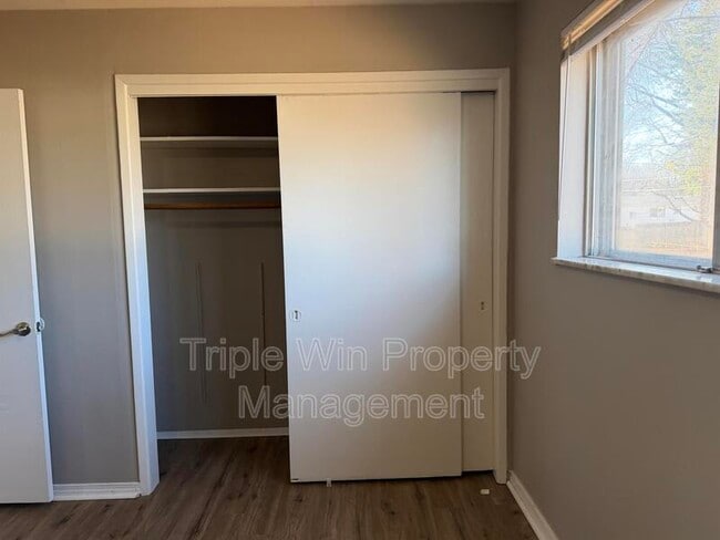 Building Photo - 1665 Queens Dr