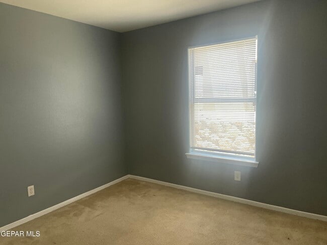 Building Photo - 5724 Saluki Dr
