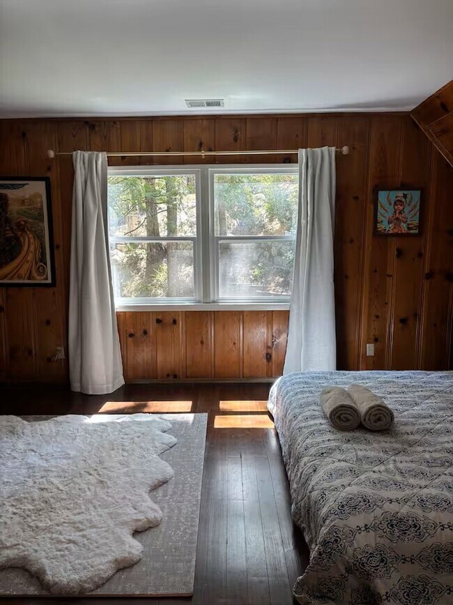 Building Photo - Vintage 5 bedroom Home with Three Car Garage