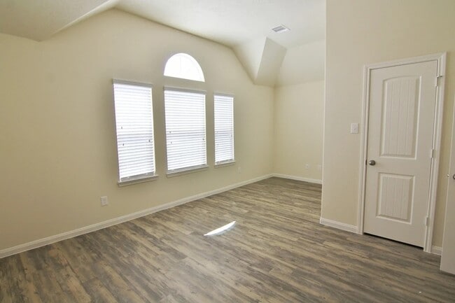 Building Photo - 4023 Rose Mary Bend
