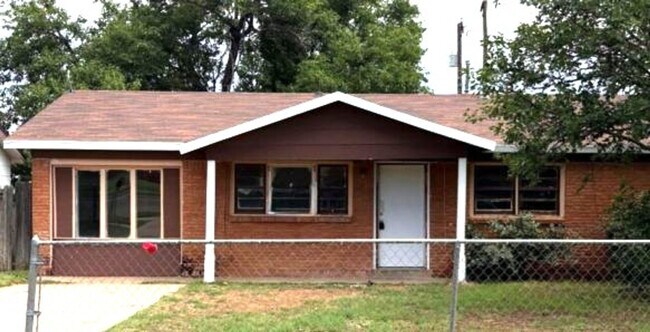 Building Photo - Handyman Special $0 First Month's Rent / “You fix, you SAVE BIG!!” Contact Mayshell for details: ...