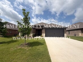 Building Photo - 329 Thoroughbred St