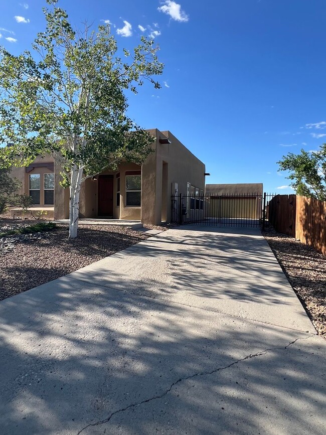 Building Photo - Charming Southwest Living Near Santa Fe Co...