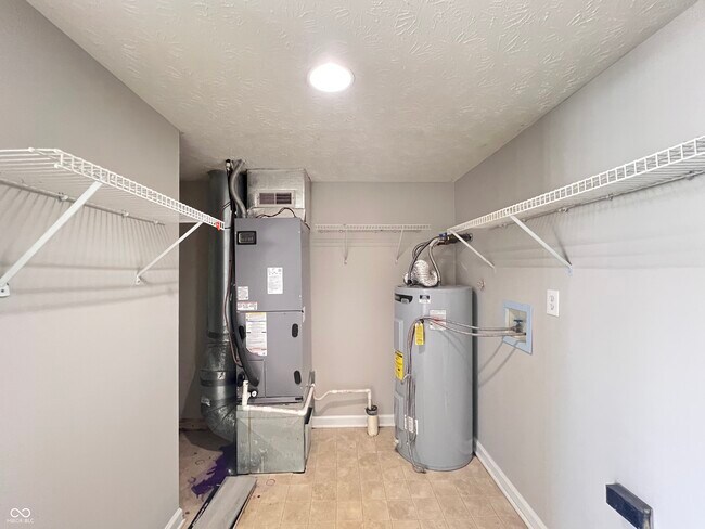 Building Photo - 713 Hollowood Ln