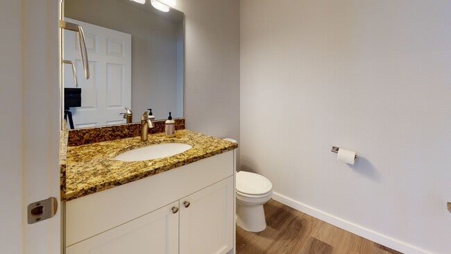Building Photo - Large & Luxurious 3 Bedroom Available Near...