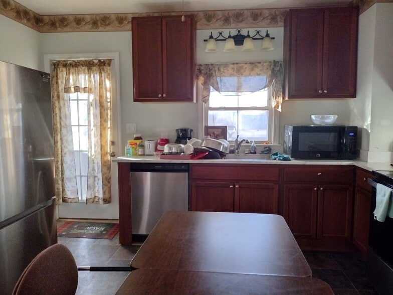 Building Photo - 298 Main St