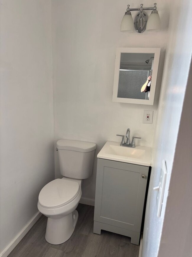 Building Photo - 2 Bedroom, 1 Bath House