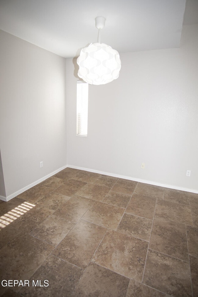 Building Photo - 4200 Camelot Heights Dr