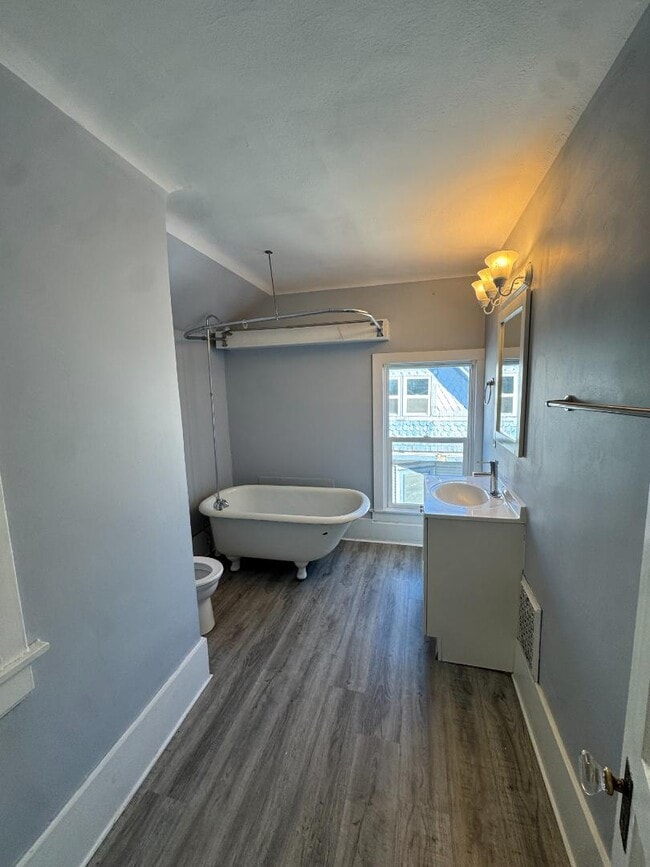 Building Photo - 602 E Grove St