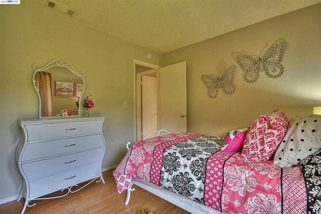 Building Photo - For Rent – Charming 2BR single level condo...