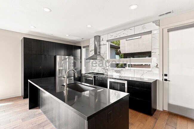 Building Photo - 832 S W Temple St
