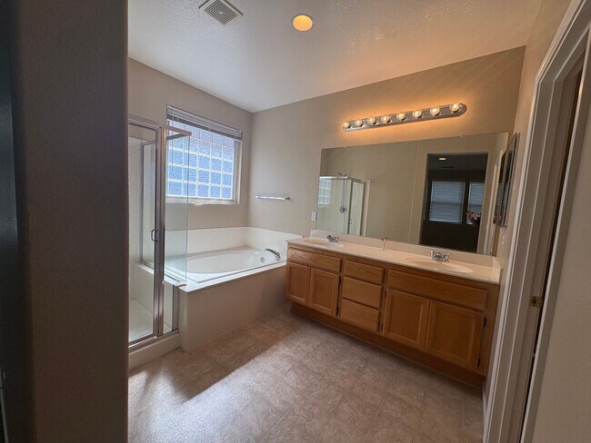 Building Photo - Vibrant 3 bed/2 bath home in West Sac