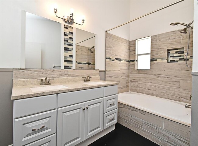 Building Photo - 1242 Ravida Woods Dr