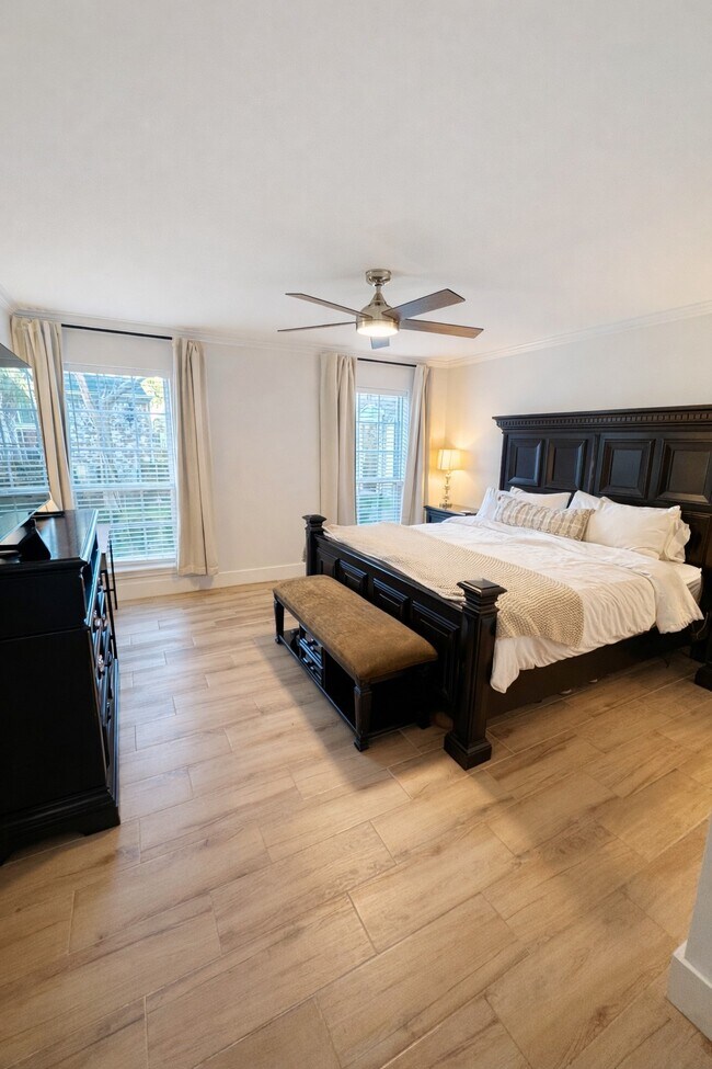 Building Photo - 361 N Post Oak Ln