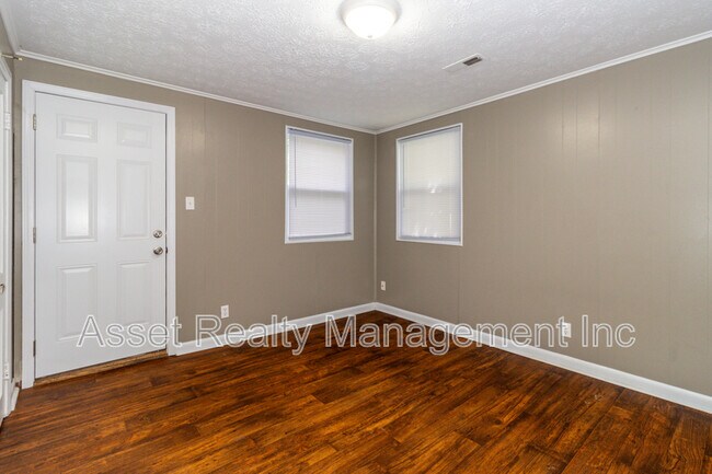 Building Photo - 2212 Harvey St