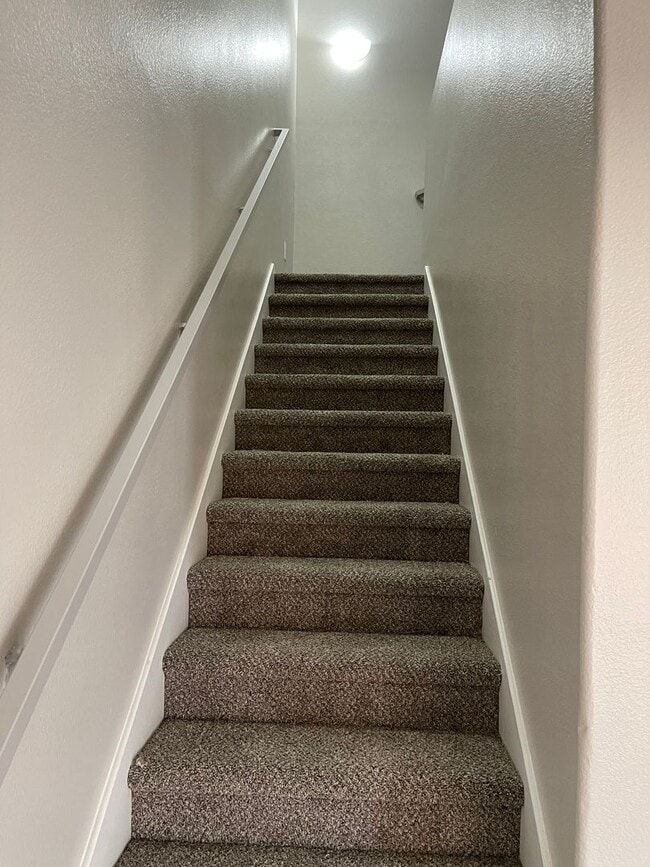 Building Photo - Spacious 2-Story Townhome in Gated Communi...