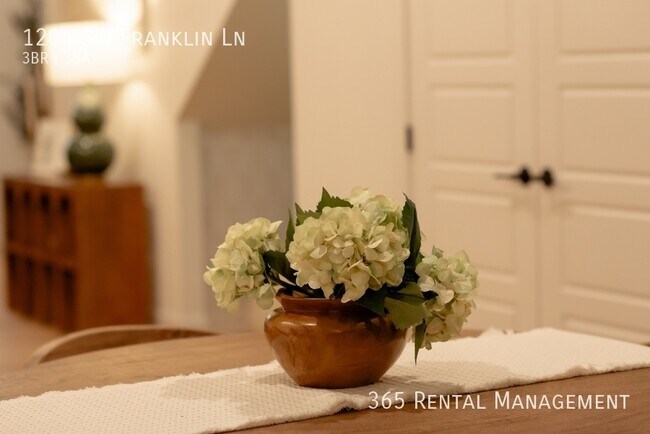 Building Photo - 1204 SW Franklin Dr