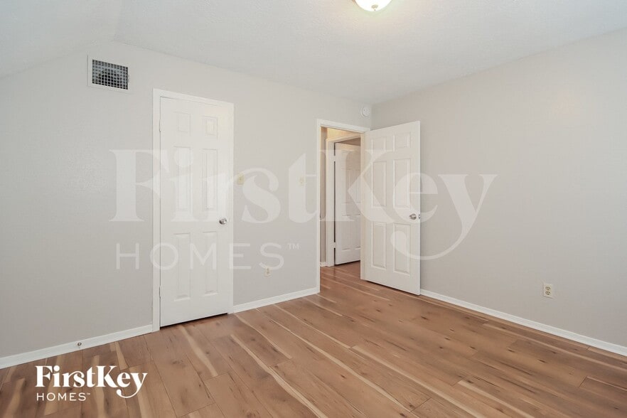 Building Photo - 14703 St Cloud Dr