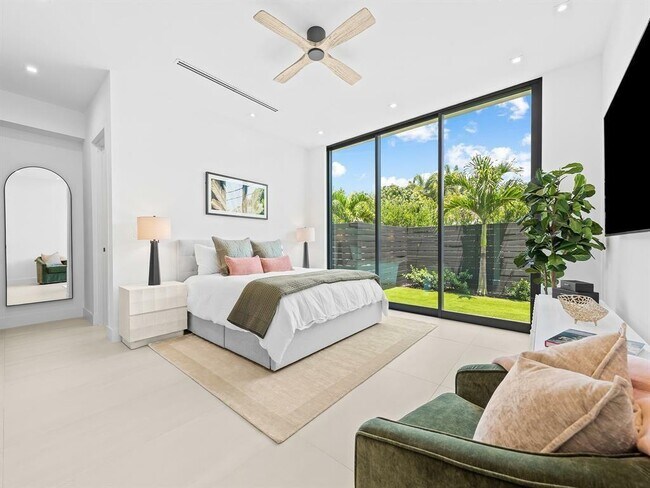 Building Photo - 2657 NE 34th St