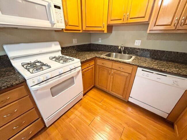 Building Photo - Charming 3 bed / 1 bath Apartment by Downtown