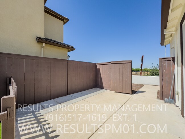 Building Photo - Newer Upgraded 3 Bed 2.5 Beautiful Home