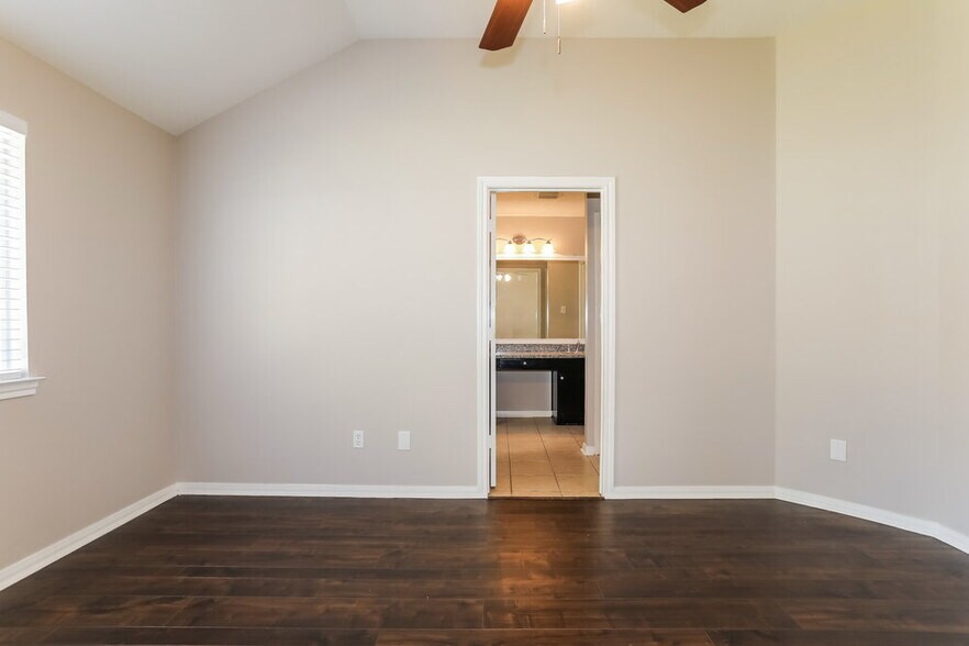 Building Photo - 311 Lake View Dr