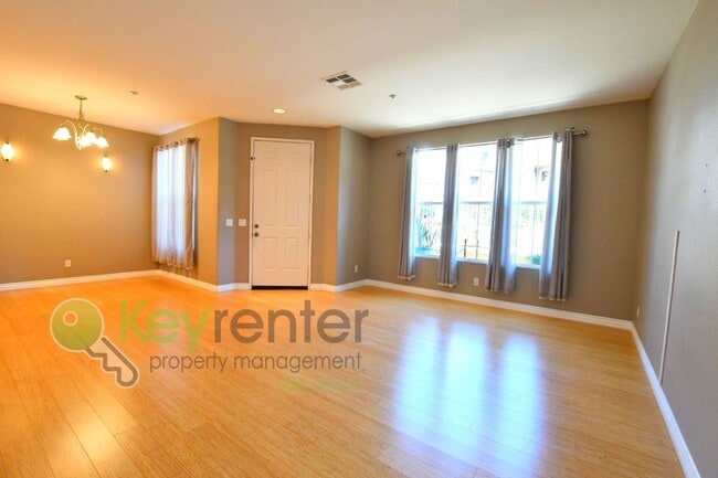 Building Photo - Townhouse in the heart of San Elijo Hills |  San Marcos