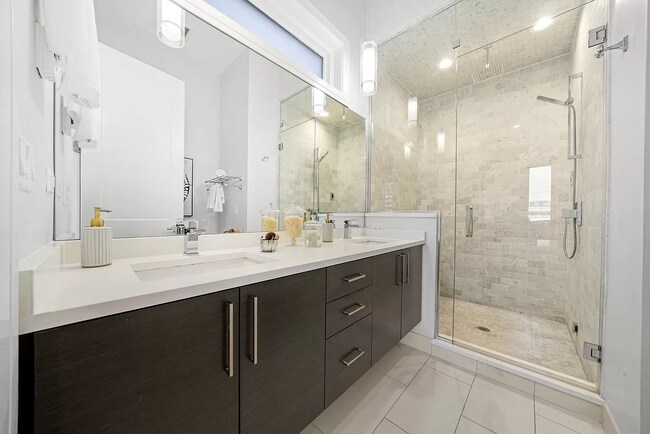 Building Photo - 1085 N Marshfield Ave