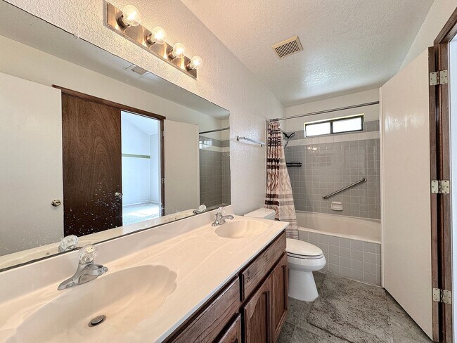 Building Photo - Northeast El Paso 3Bed/2Bath Refrig A/C